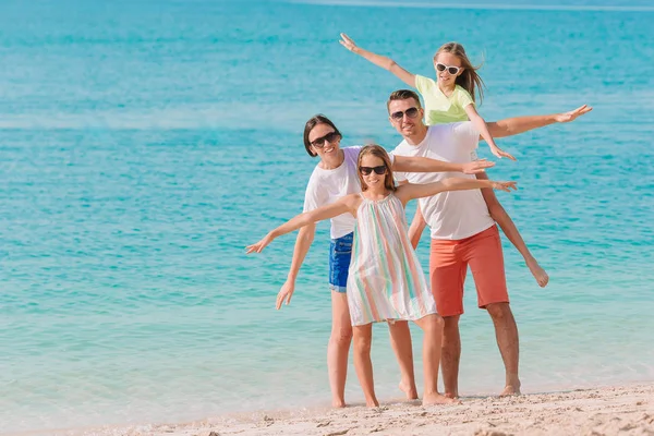 Foto de familia feliz divirtiéndose en la playa. Estilo de vida de verano — Foto de Stock
