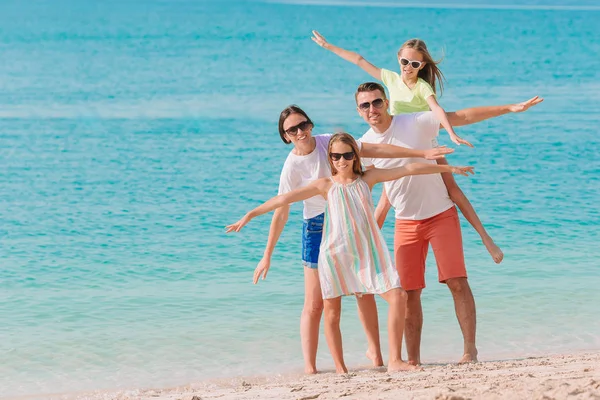 Foto di famiglia felice divertirsi sulla spiaggia. Stile di vita estivo — Foto Stock