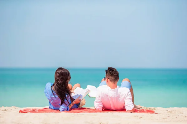 Pareja joven en playa blanca durante las vacaciones de verano. — Foto de Stock