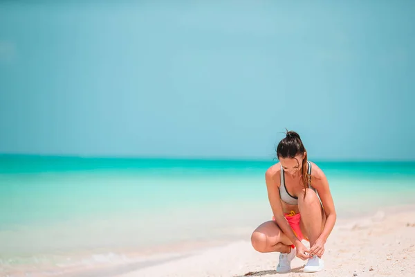 适合在运动服的热带海滩上的年轻女人 — 图库照片