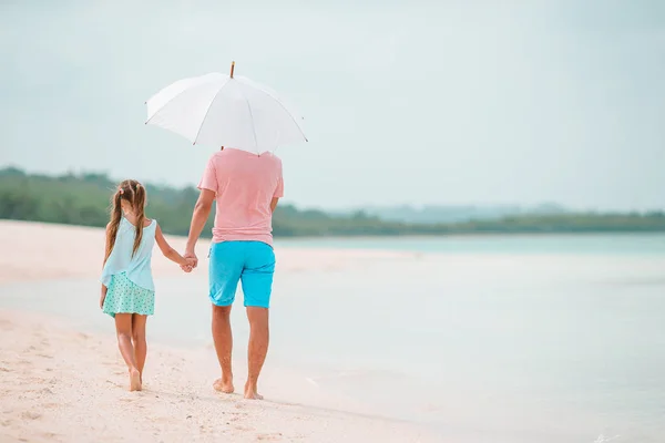 Niña y papá feliz divirtiéndose durante las vacaciones en la playa —  Fotos de Stock