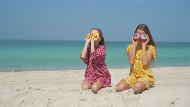 Süße kleine Mädchen am Strand während der Sommerferien — Stockvideo