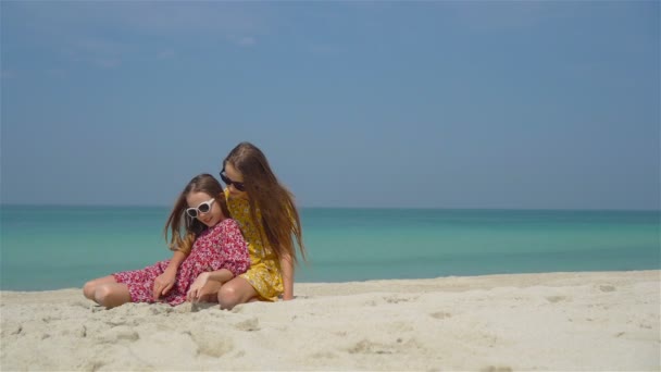 Mało szczęśliwe śmieszne dziewczyny mają dużo zabawy na tropikalnej plaży bawiąc się razem. — Wideo stockowe