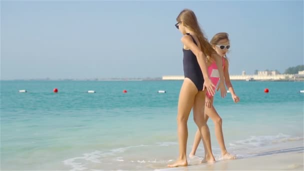 Çocuklarımız eğlenceli bir sürü birlikte oynayan tropikal plaj — Stok video