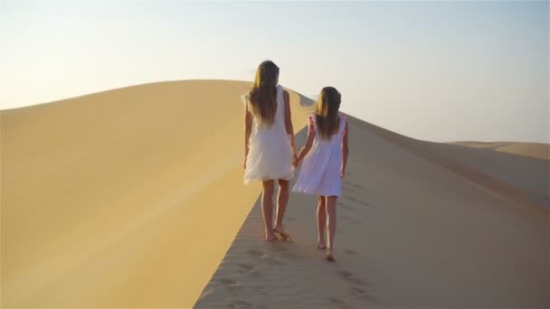 Birleşik Arap Emirlikleri 'nde Rub al-Khali çölündeki kum tepeleri arasında yaşayan kızlar — Stok video