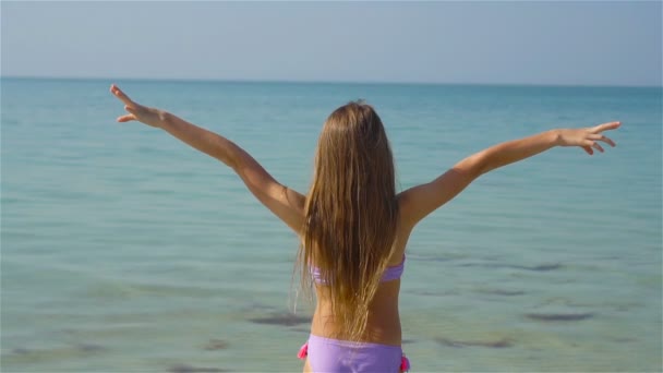 Chica feliz disfrutar de vacaciones de verano en la playa — Vídeos de Stock