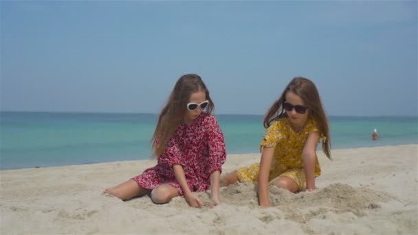 Duas meninas felizes se divertem muito na praia tropical jogando juntas — Vídeo de Stock