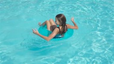 Açık havuzda küçük sevimli bir kız.