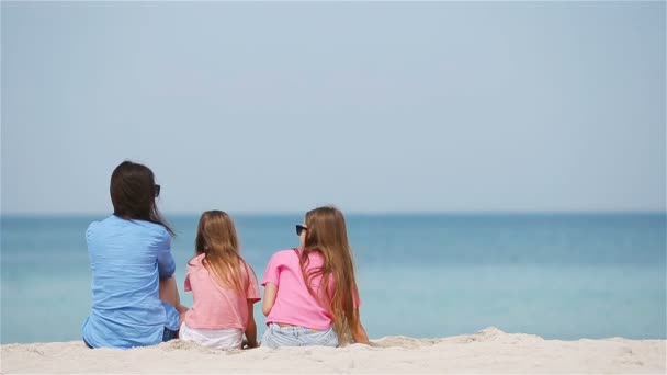 Очаровательные маленькие девочки и молодая мать на тропическом белом пляже — стоковое видео