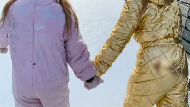Adoráveis meninas patinando na pista de gelo — Vídeo de Stock