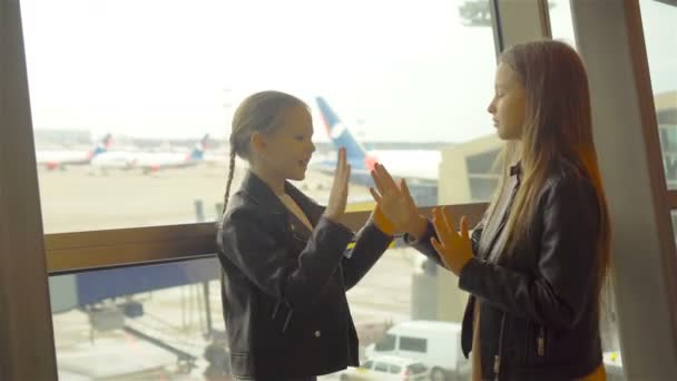 Kleine jongen op de luchthaven wachtend op instappen — Stockvideo