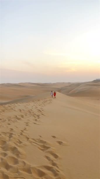 Dívky mezi dunami v poušti Rub al-Khali ve Spojených arabských emirátech — Stock video