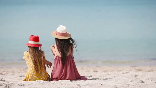 Vakker mor og datter på stranden nyter sommerferie. – stockvideo