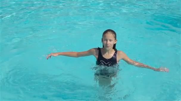 Niña adorable en la piscina al aire libre — Vídeos de Stock