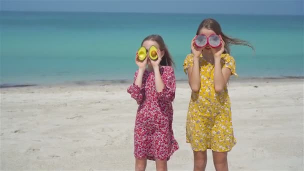 Милые маленькие девочки на пляже во время летних каникул — стоковое видео