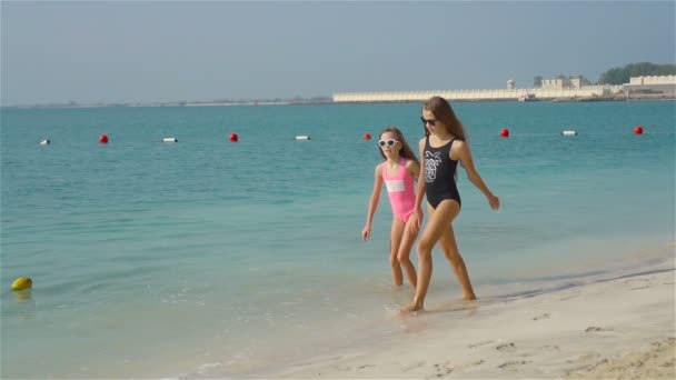 Kinderen hebben een heleboel plezier op tropisch strand samenspelen — Stockvideo