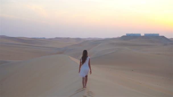 Girl among dunes in Rub al-Khali desert in United Arab Emirates — Stock Video