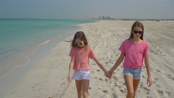 어린 소녀들 이 열대 해변에서 즐거운 휴가를 보내고 있다 — 비디오