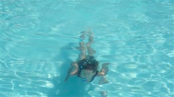 Klein schattig meisje in het buitenzwembad — Stockvideo