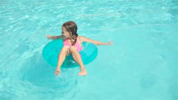 Pequena menina adorável na piscina exterior — Vídeo de Stock