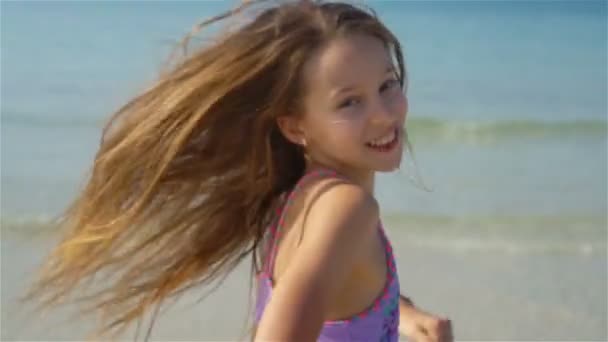 Cute little girl na plaży podczas wakacji letnich — Wideo stockowe