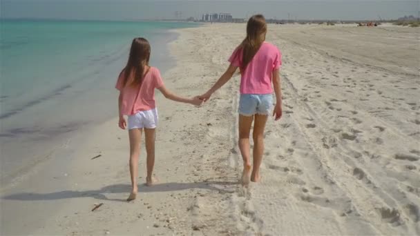 어린 소녀들 이 열대 해변에서 즐거운 휴가를 보내고 있다 — 비디오