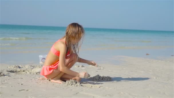 Söt liten flicka leker med strand leksaker på vit tropial strand — Stockvideo