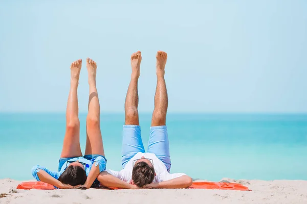 Mladý pár na bílé pláži během letní dovolené. — Stock fotografie