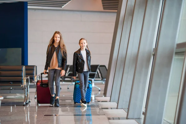 Little kid in airport waiting for boarding — Stock Photo, Image