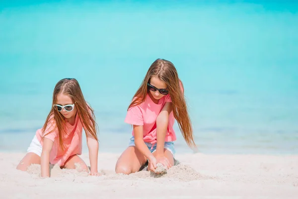 Dos niñas felices se divierten mucho en la playa tropical jugando juntas —  Fotos de Stock