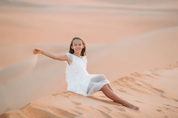 Chica entre dunas en el desierto de Rub al-Khali en Emiratos Árabes Unidos —  Fotos de Stock