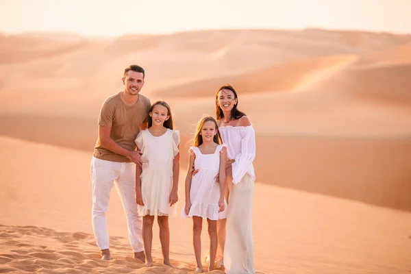 Mensen tussen duinen in de Rub al-Khali woestijn in de Verenigde Arabische Emiraten — Stockfoto