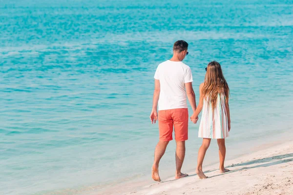 Klein meisje en gelukkig papa hebben plezier tijdens strand vakantie — Stockfoto