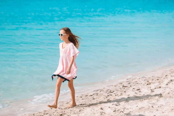 Adorable niña se divierten en la playa tropical durante las vacaciones —  Fotos de Stock