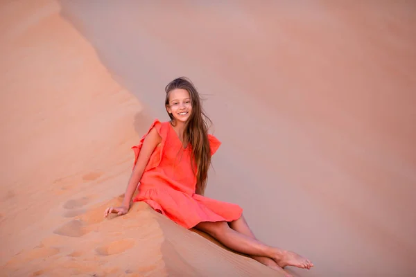 Chica entre dunas en el desierto de Rub al-Khali en Emiratos Árabes Unidos —  Fotos de Stock