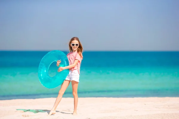 Adorable niña se divierten en la playa tropical durante las vacaciones —  Fotos de Stock