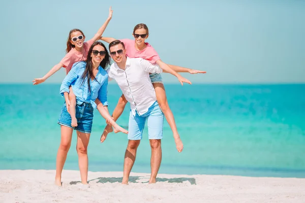 A fiatal család vakáción nagyon jól érzi magát. — Stock Fotó