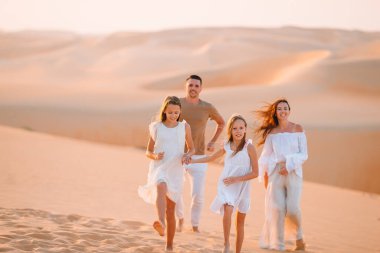 Birleşik Arap Emirlikleri 'nde Rub al-Khali çölündeki kum tepeleri arasında bir aile