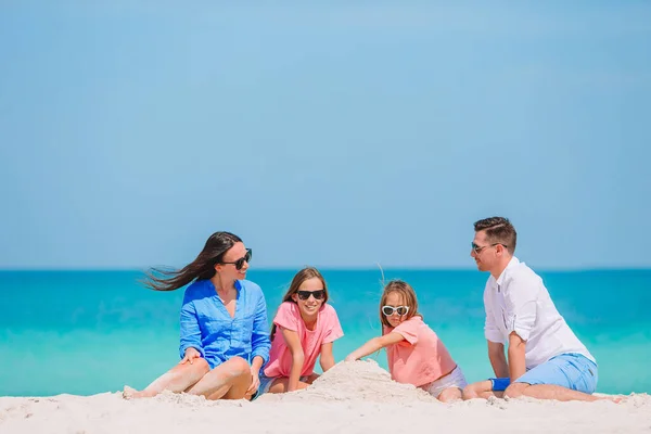 Foto de familia feliz divirtiéndose en la playa. Estilo de vida de verano — Foto de Stock