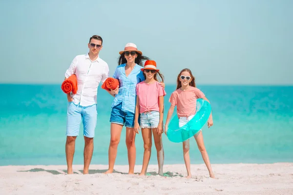 Joven familia de vacaciones tienen un montón de diversión —  Fotos de Stock