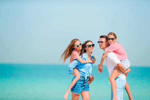 Familia feliz en la playa durante las vacaciones de verano — Foto de Stock