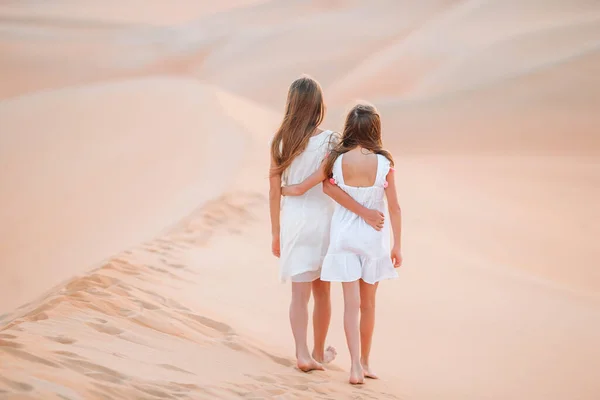 Mädchen zwischen Dünen in der Wüste Rub al-Khali in den Vereinigten Arabischen Emiraten — Stockfoto