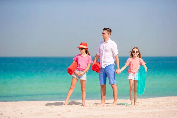 Padre e hijos disfrutando de vacaciones de verano en la playa — Foto de Stock