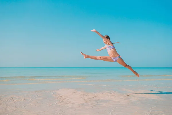 Schattig actief klein meisje aan het strand tijdens de zomervakantie — Stockfoto