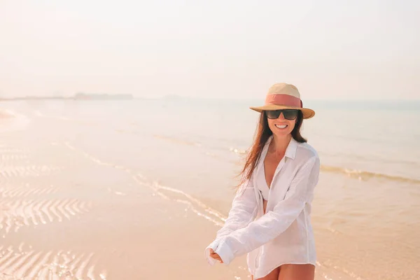 Frau liegt am Strand und genießt den Sommerurlaub mit Blick aufs Meer — Stockfoto