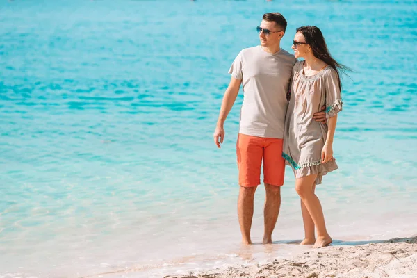 Pareja joven en playa blanca durante las vacaciones de verano. —  Fotos de Stock