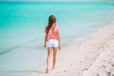 Sevimli küçük kız tatilde tropikal sahilde iyi eğlenceler.