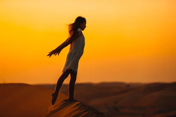 Chica entre dunas en el desierto de Rub al-Khali en Emiratos Árabes Unidos — Foto de Stock