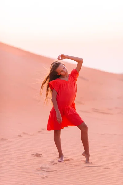 아랍에미리트 알칼리 사막의 모래 언덕 속 소녀들 — 스톡 사진