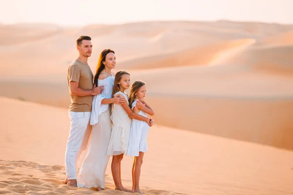 Familie zwischen Dünen in der Wüste Rub al-Khali in den Vereinigten Arabischen Emiraten — Stockfoto